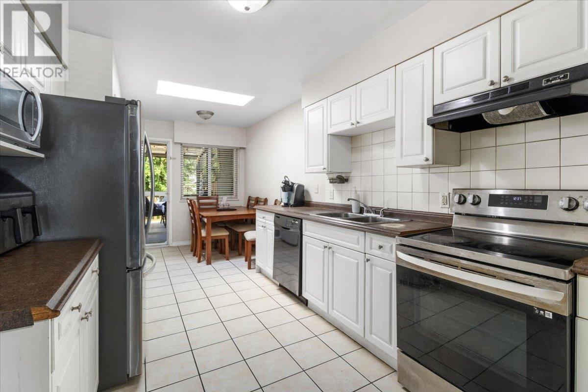 Listing Picture 34 of 40 : 7575 10TH AVENUE, Burnaby / 本拿比 - 魯藝地產 Yvonne Lu Group - MLS Medallion Club Member