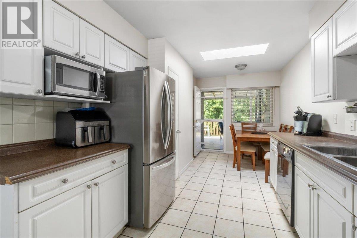 Listing Picture 35 of 40 : 7575 10TH AVENUE, Burnaby / 本拿比 - 魯藝地產 Yvonne Lu Group - MLS Medallion Club Member