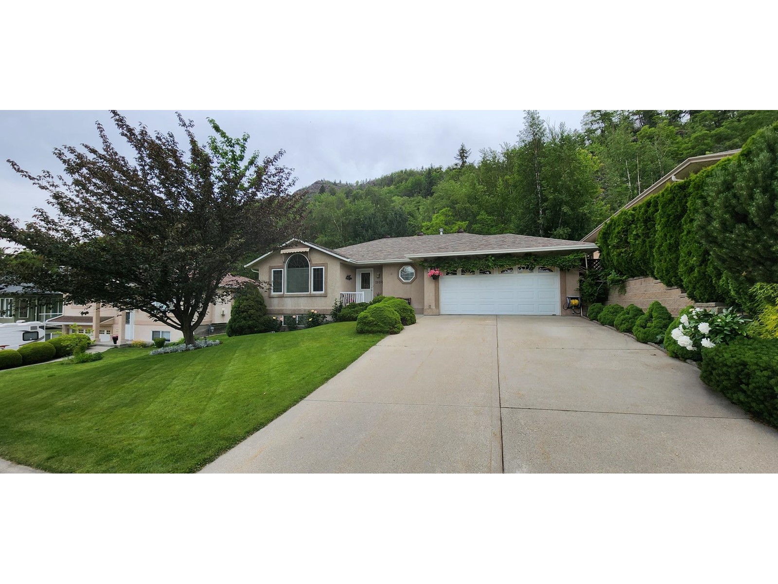 7501 DEVITO DRIVE, trail, British Columbia