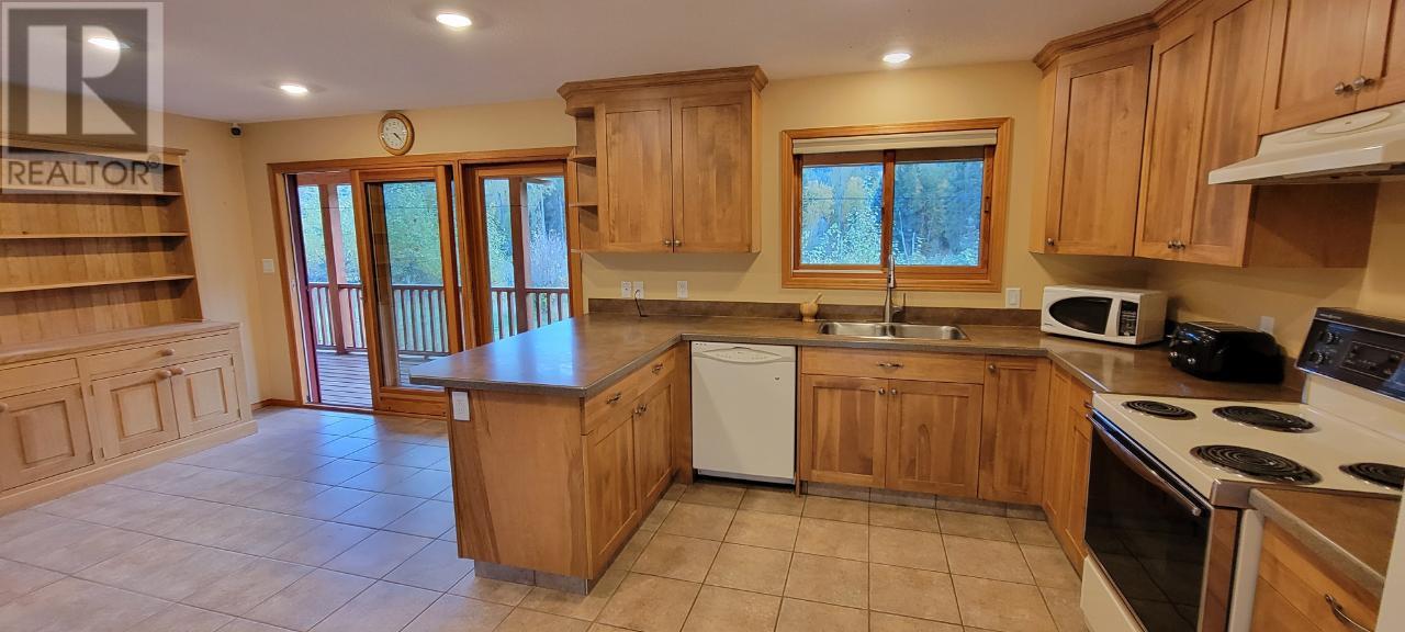 2200 Yellowhead Highway S, Clearwater, British Columbia   - Photo 10 - 179258