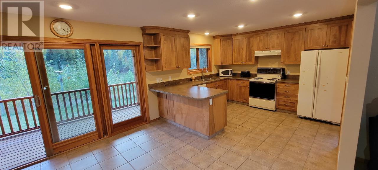 2200 Yellowhead Highway S, Clearwater, British Columbia   - Photo 8 - 179258