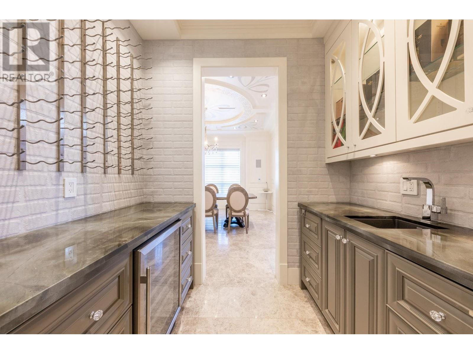 Listing Picture 9 of 33 : 8700 MINLER ROAD, Richmond / 烈治文 - 魯藝地產 Yvonne Lu Group - MLS Medallion Club Member