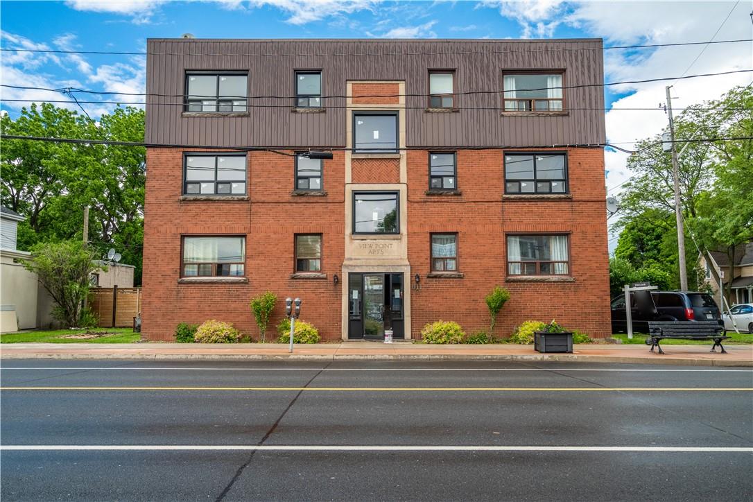 <h3>$2,200<small> Monthly</small></h3><p>611 Concession Street, Unit #4, Hamilton, Ontario</p>