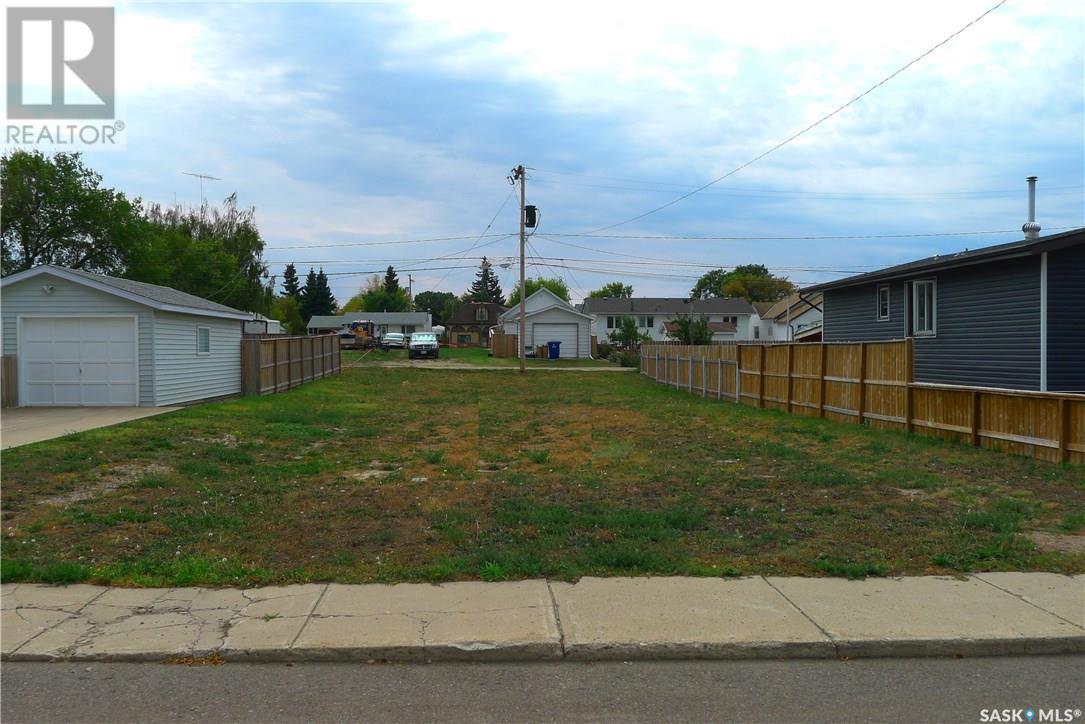 310 6th Avenue W, Biggar, Saskatchewan  S0K 0M0 - Photo 2 - SK974021