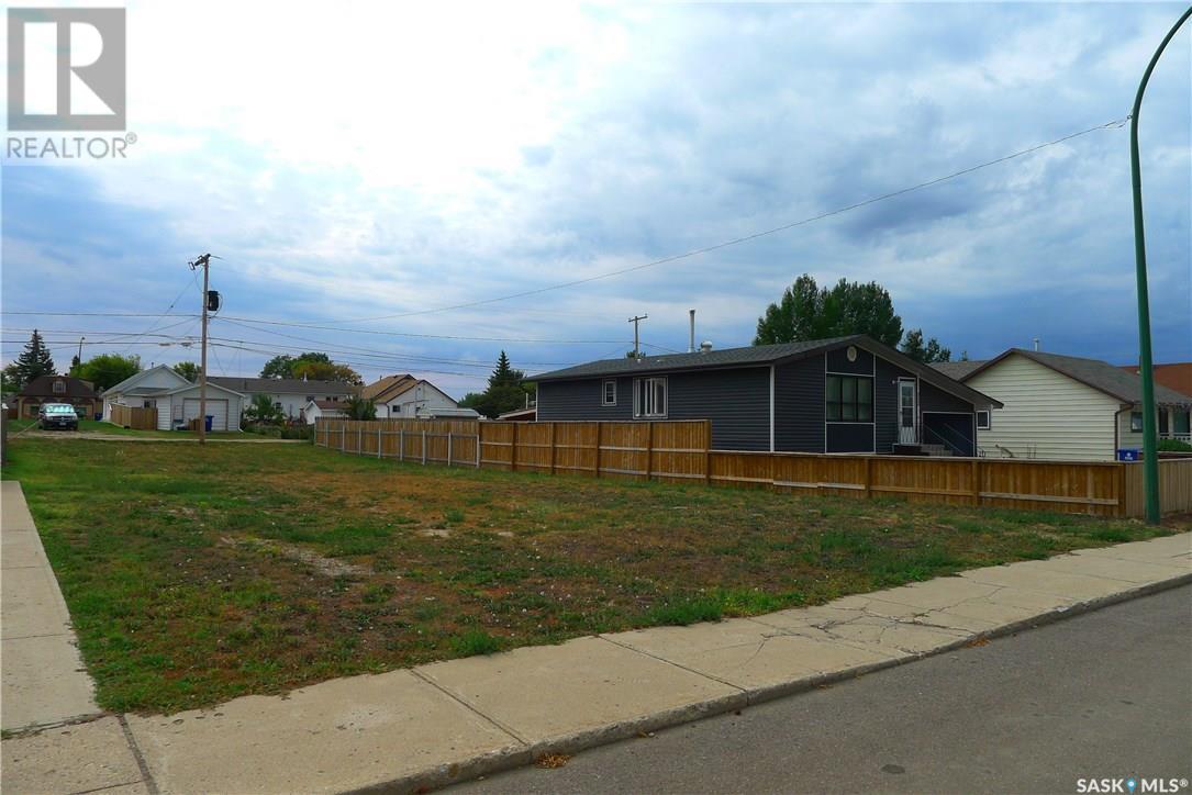 310 6th Avenue W, Biggar, Saskatchewan  S0K 0M0 - Photo 3 - SK974021