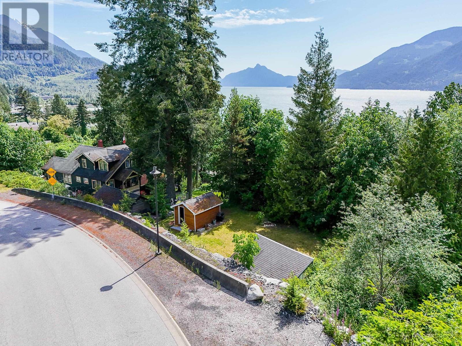 690 Shaughnessy Place, Squamish, British Columbia  V8B 1J1 - Photo 3 - R2896589