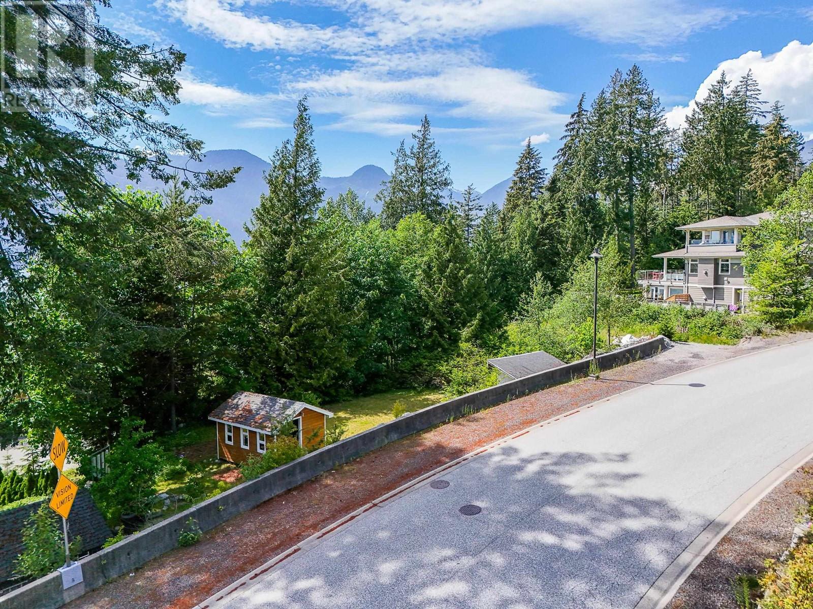 690 Shaughnessy Place, Squamish, British Columbia  V8B 1J1 - Photo 6 - R2896589