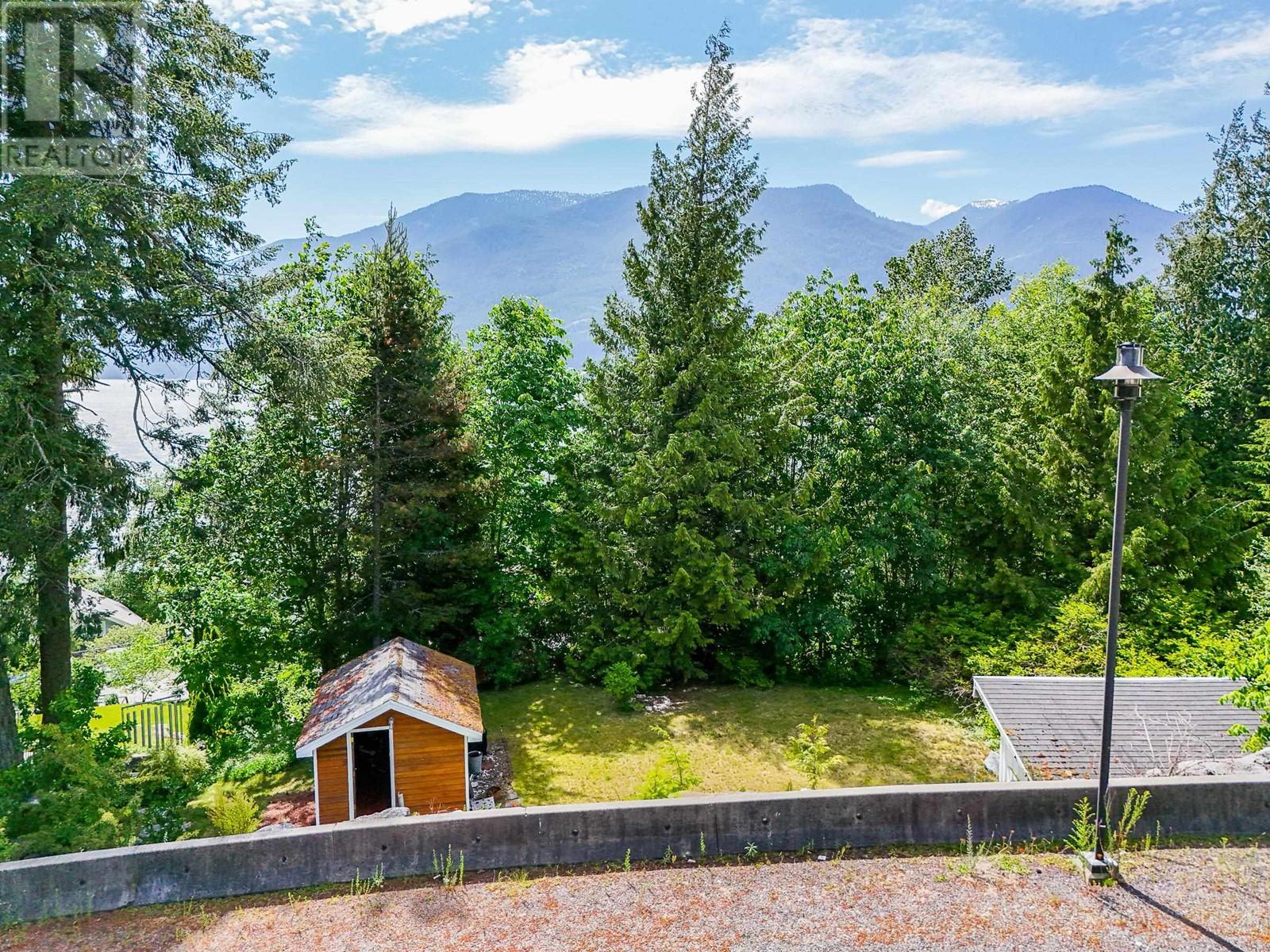 690 Shaughnessy Place, Squamish, British Columbia  V8B 1J1 - Photo 11 - R2896589