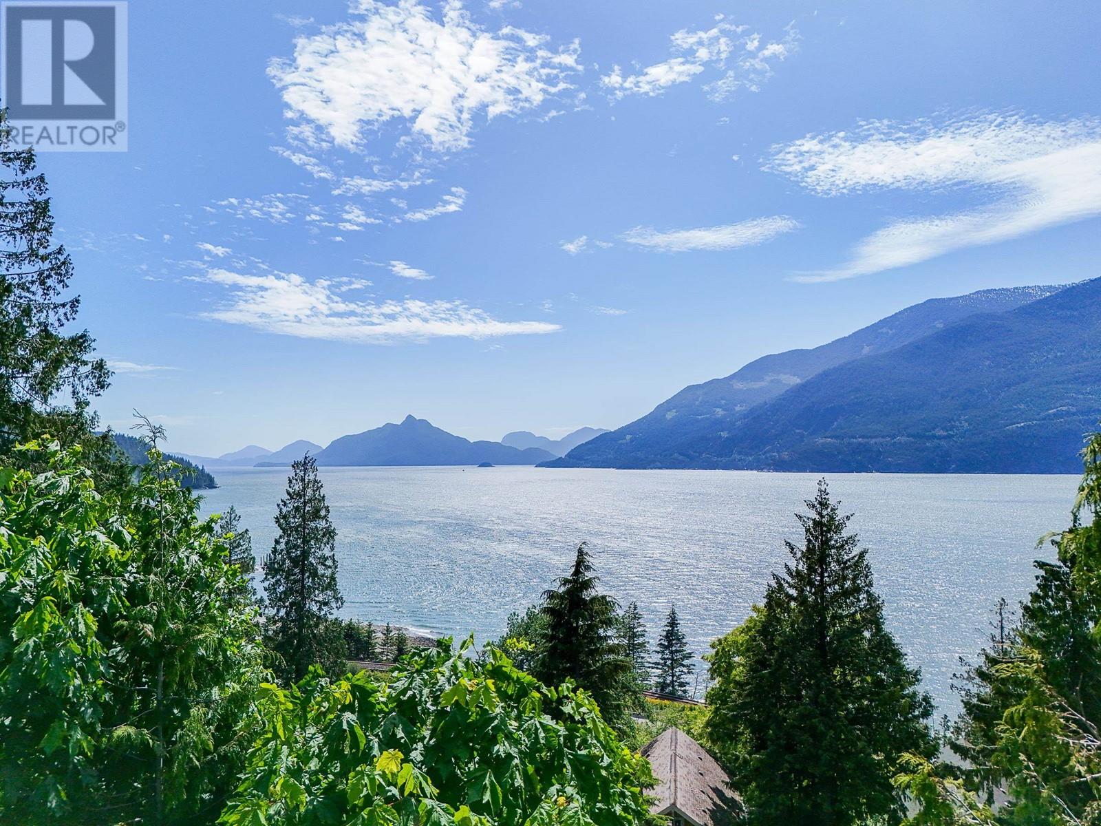 690 Shaughnessy Place, Squamish, British Columbia  V8B 1J1 - Photo 1 - R2896589