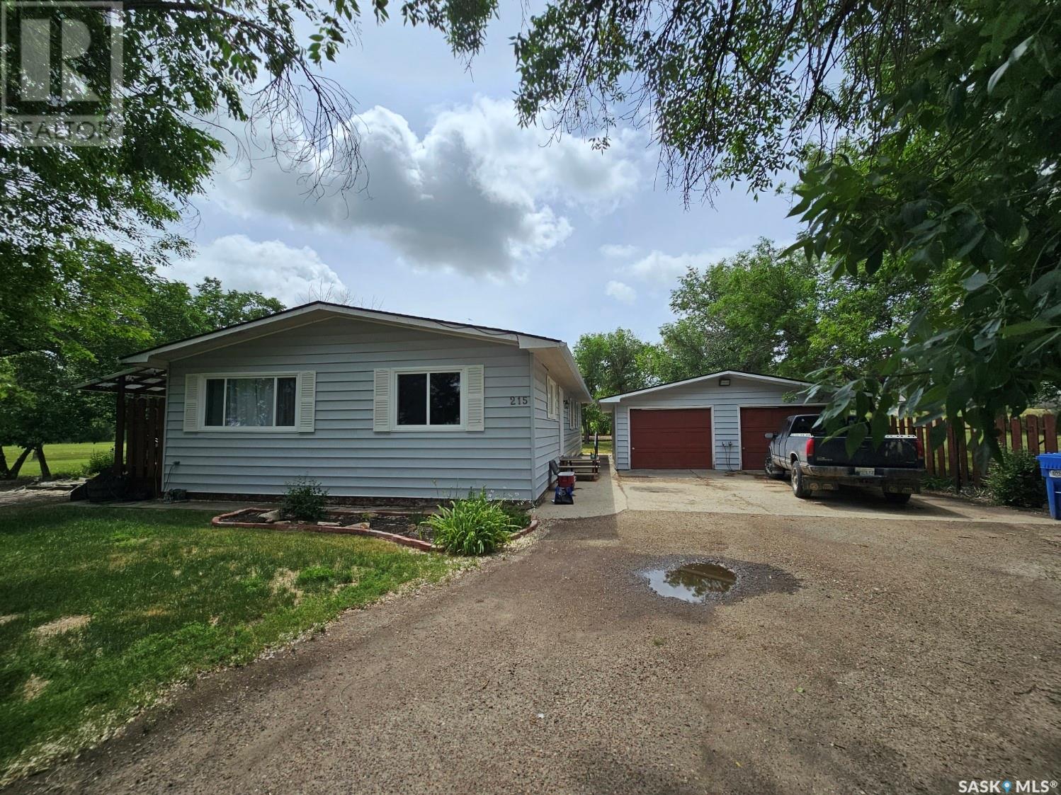 215 2nd Avenue W, Frontier, Saskatchewan  S0N 0W0 - Photo 2 - SK974190