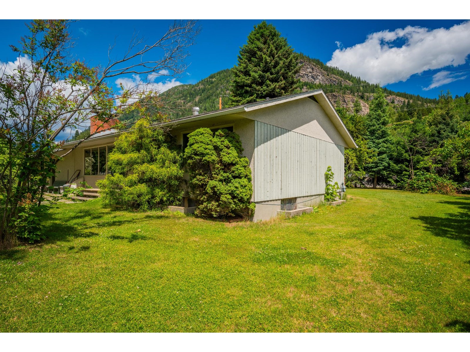 1912 Makayev Road, Castlegar, British Columbia  V1N 4K3 - Photo 11 - 2477825