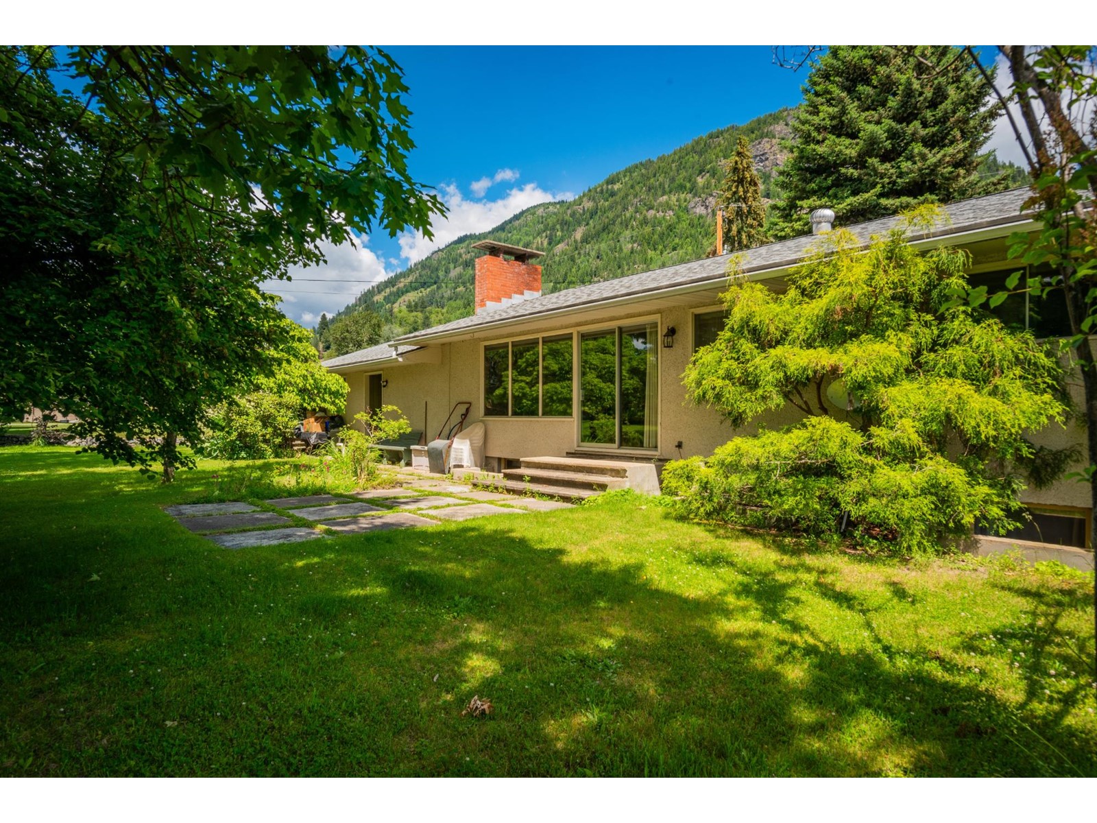 1912 Makayev Road, Castlegar, British Columbia  V1N 4K3 - Photo 16 - 2477825