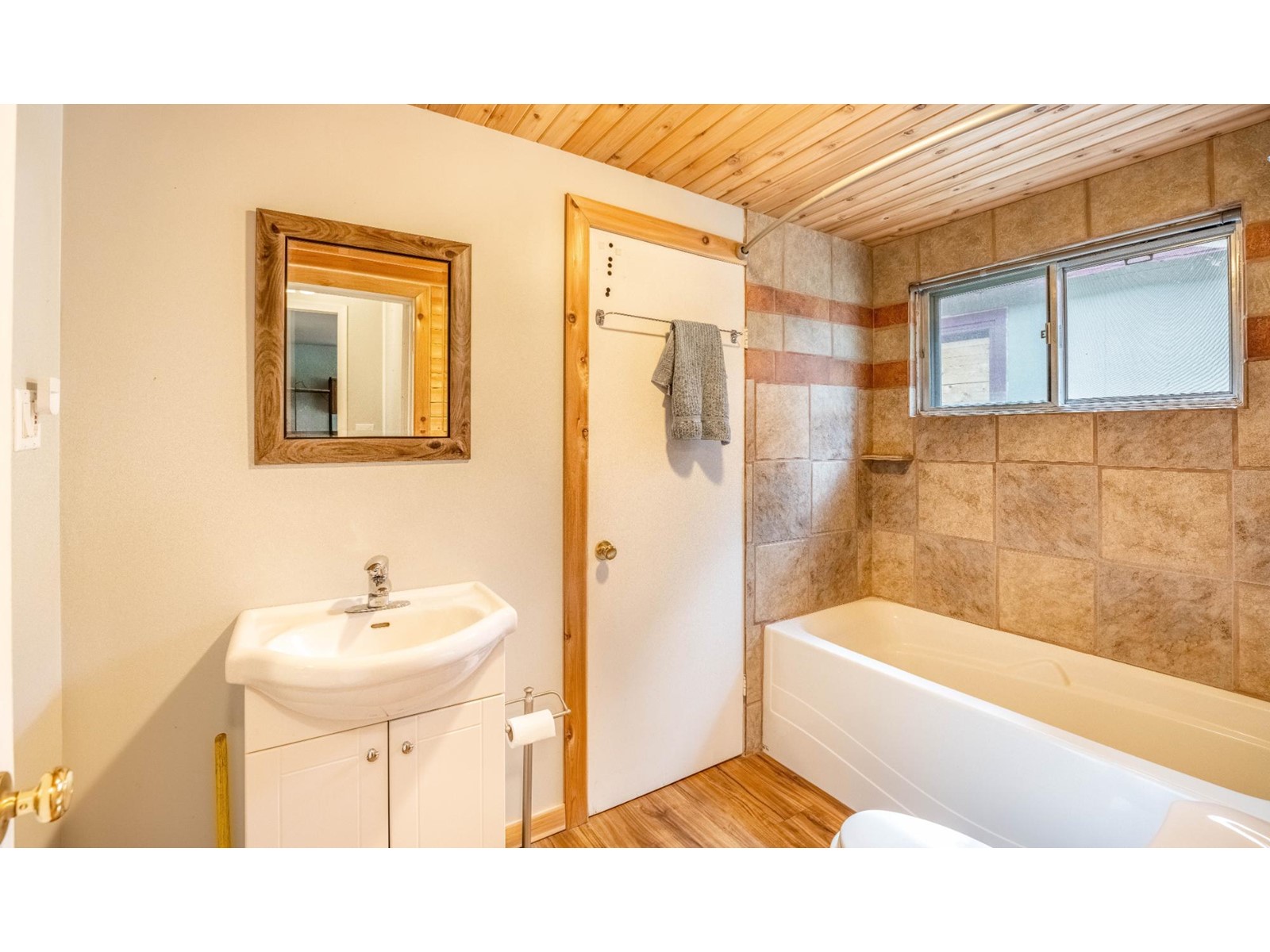 1521 Hearst Avenue, Riondel, British Columbia  V0B 2B0 - Photo 16 - 2477901