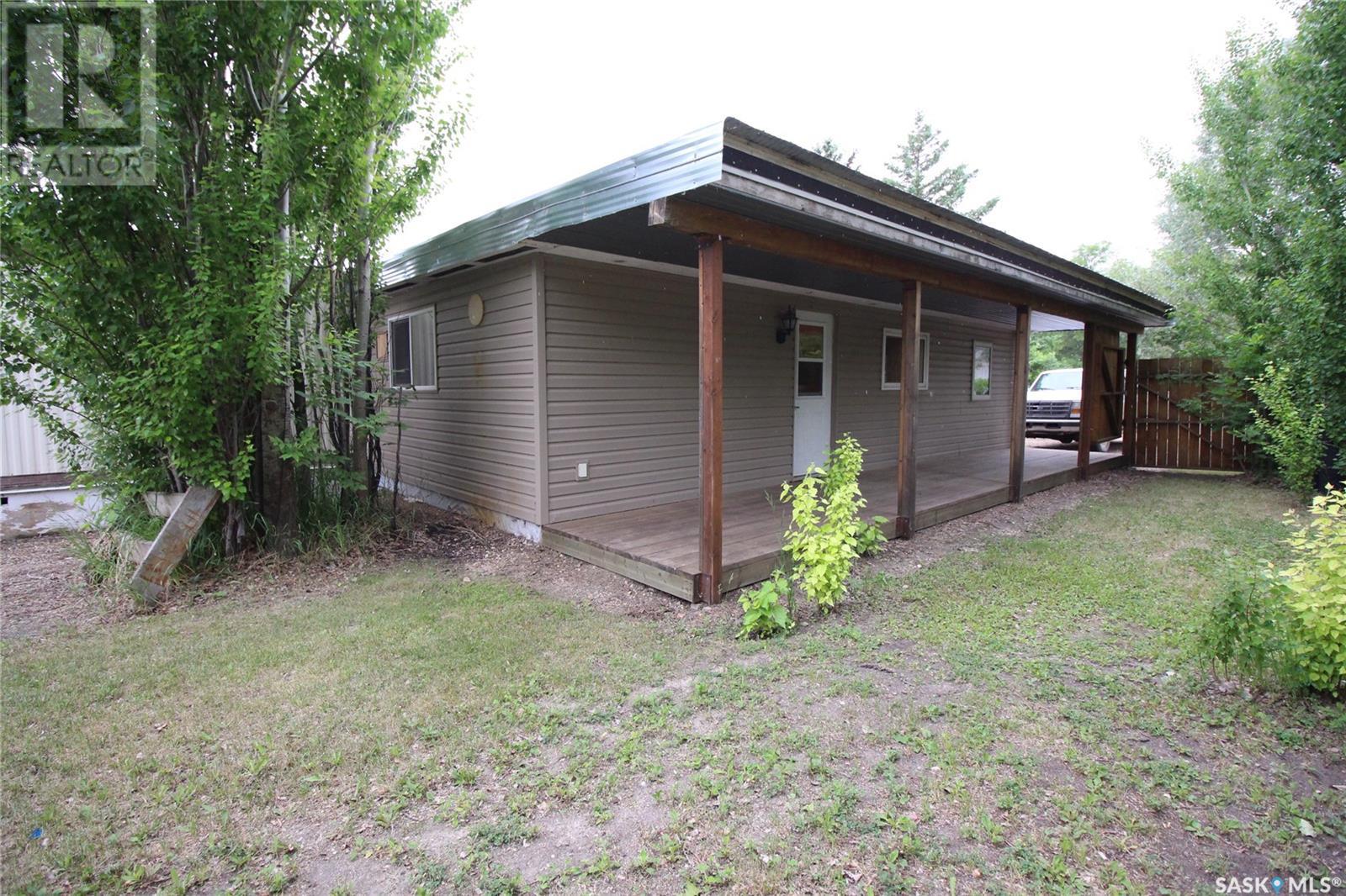 18 Eisenhower Street, Redvers, Saskatchewan  S0C 2H0 - Photo 2 - SK974494