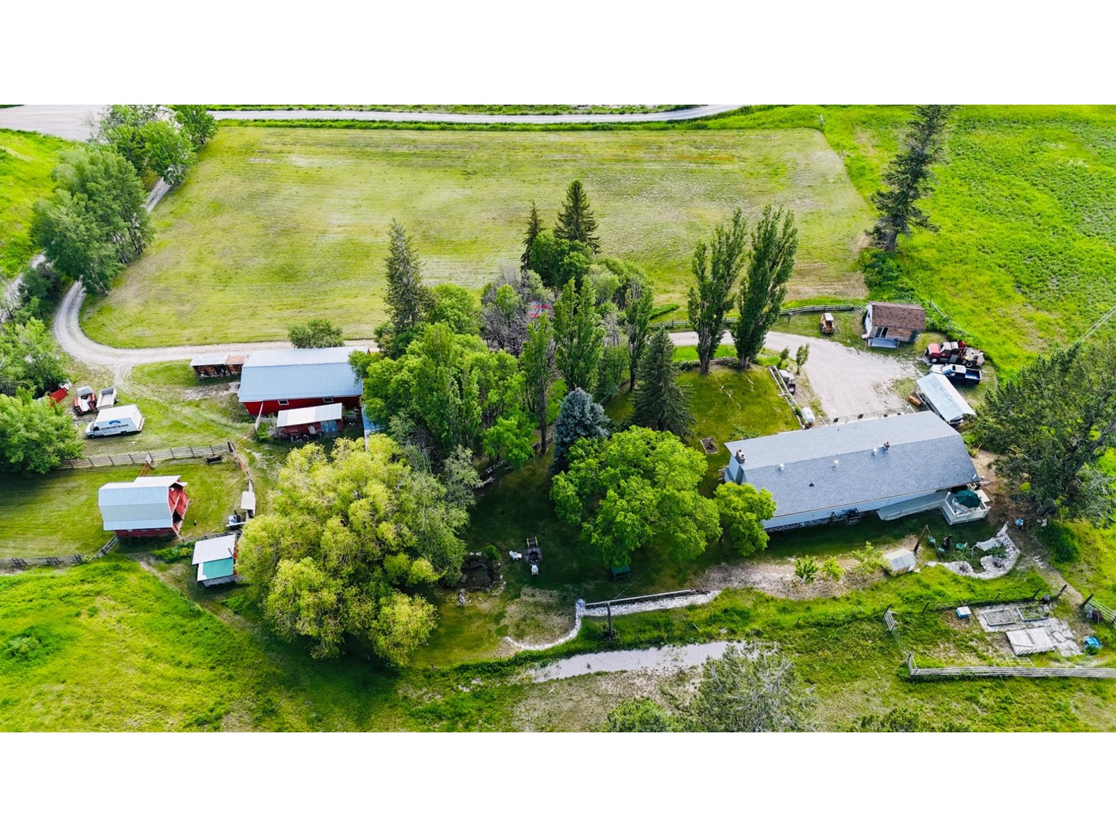 5660 Hewitt Road, Edgewater, British Columbia  V0A 1E0 - Photo 4 - 2477905