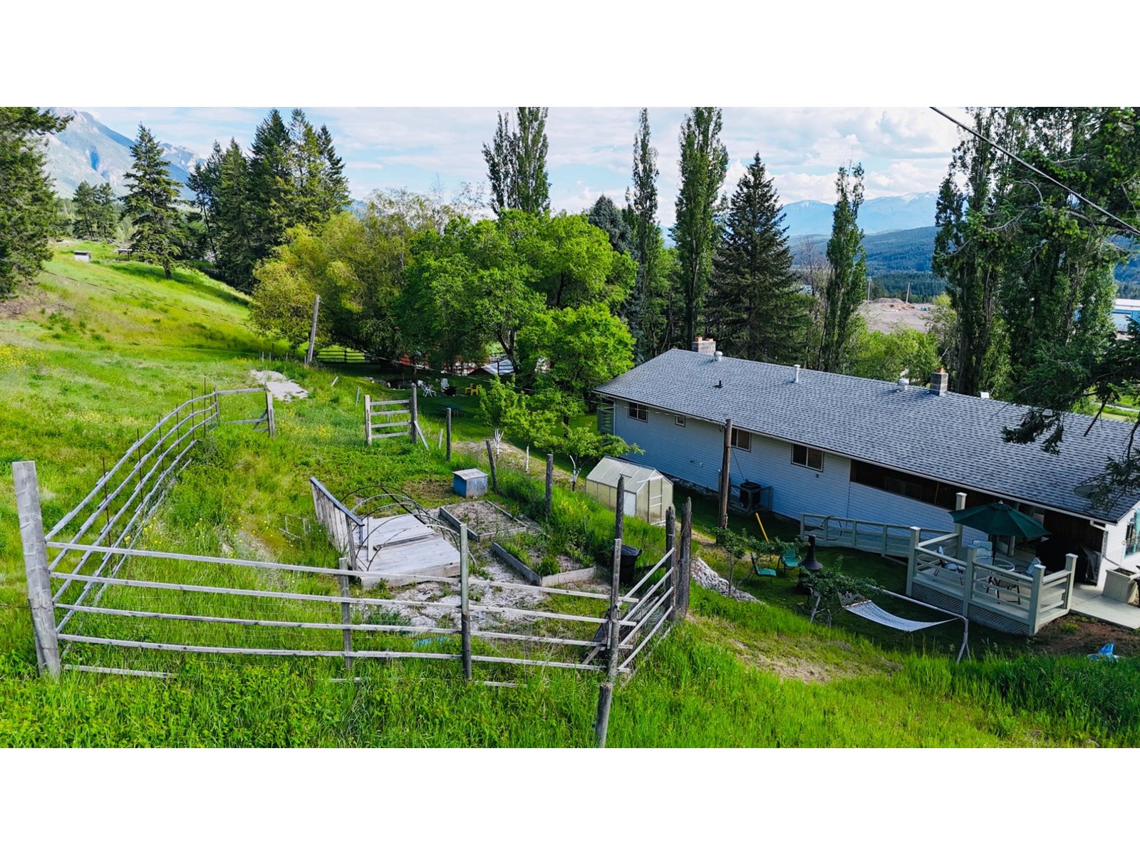 5660 Hewitt Road, Edgewater, British Columbia  V0A 1E0 - Photo 9 - 2477905