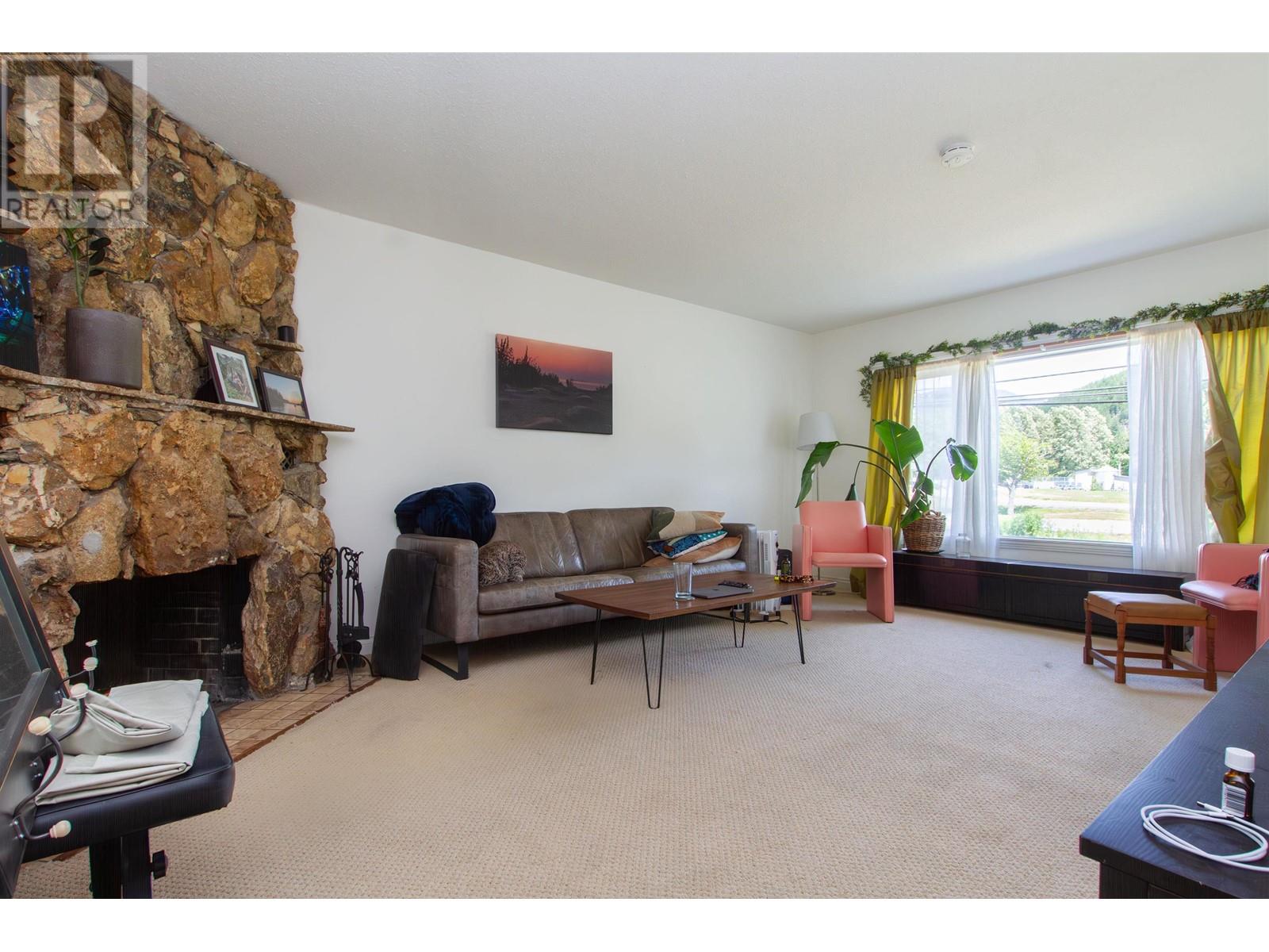 38373 Buckley Avenue, Squamish, British Columbia  V8B 0A5 - Photo 3 - C8058727