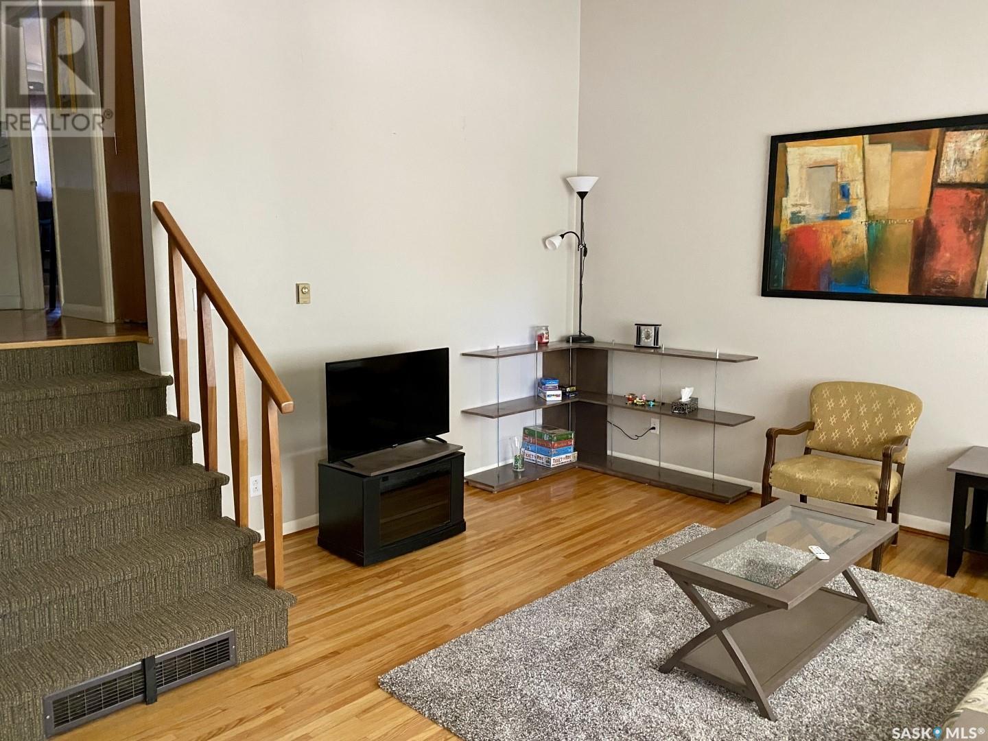 Property at 616 1st AVENUE NE image 3