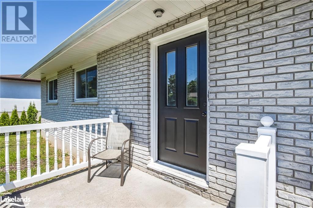 53 Hill Top Drive, Penetanguishene, Ontario  L9M 1H3 - Photo 2 - 40609981