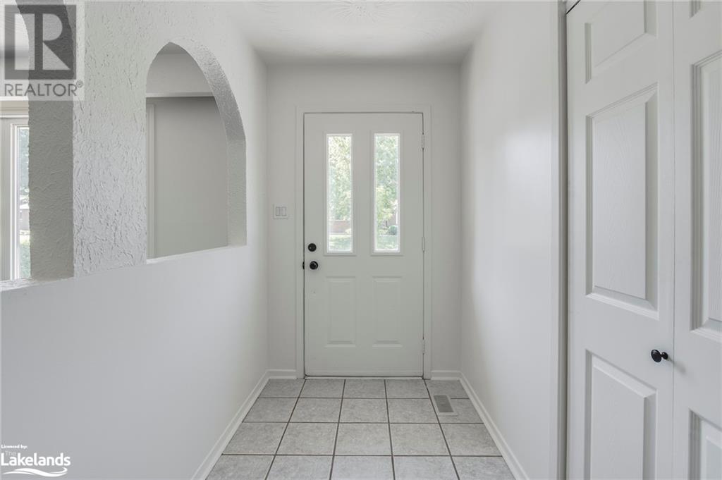 53 Hill Top Drive, Penetanguishene, Ontario  L9M 1H3 - Photo 3 - 40609981