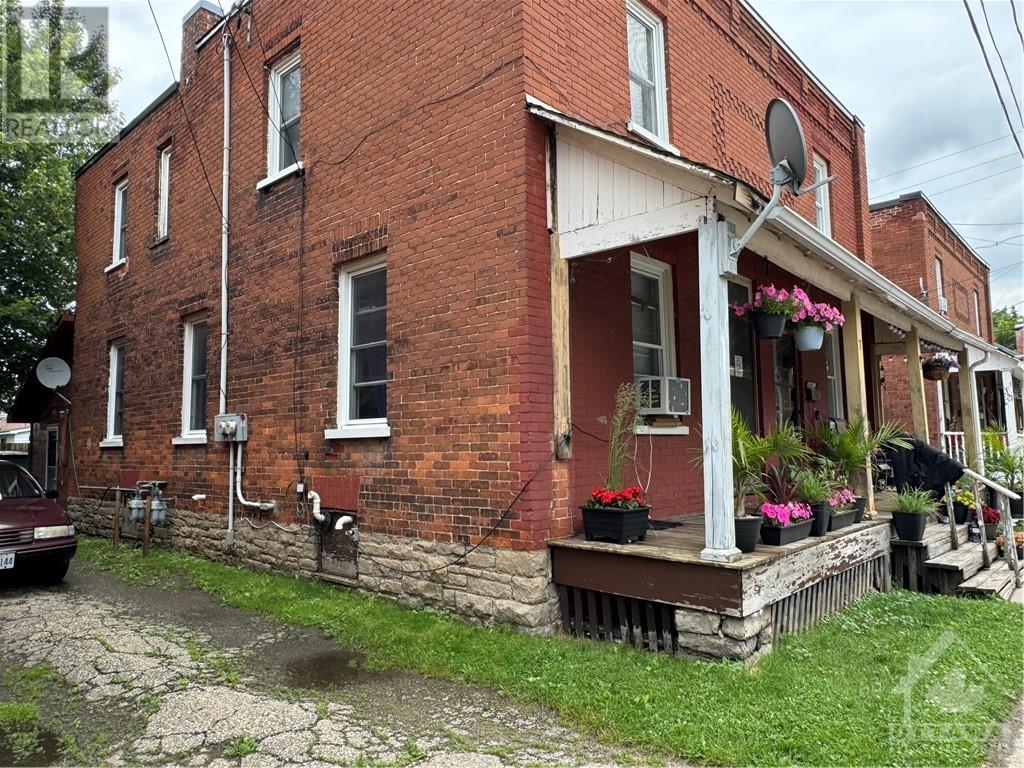 5-7 Ogden Avenue, Smiths Falls, Ontario  K7A 2L5 - Photo 2 - 1399288