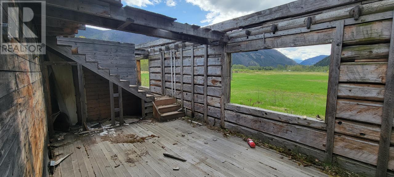 3418 Roundtop Road, Little Fort, British Columbia   - Photo 10 - 179438