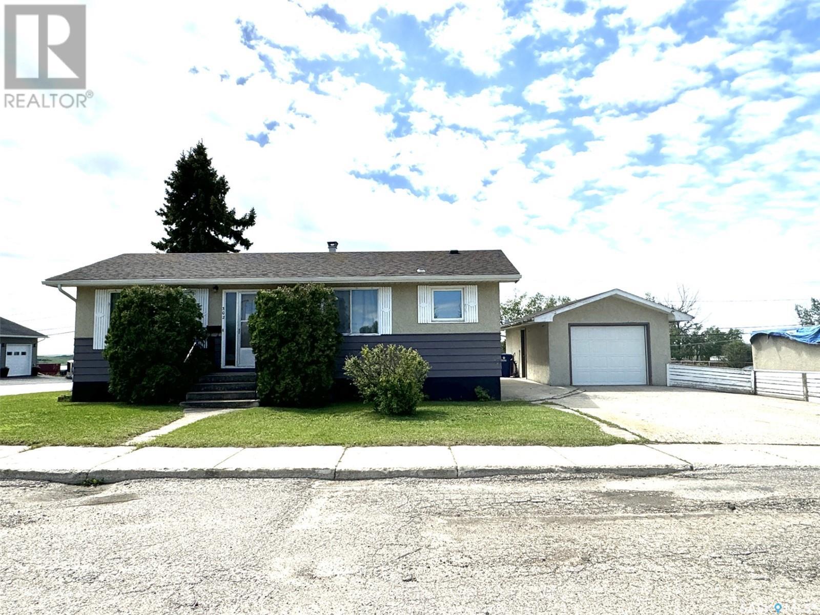 302 2nd Avenue W, Biggar, Saskatchewan  S0K 0M0 - Photo 1 - SK974632