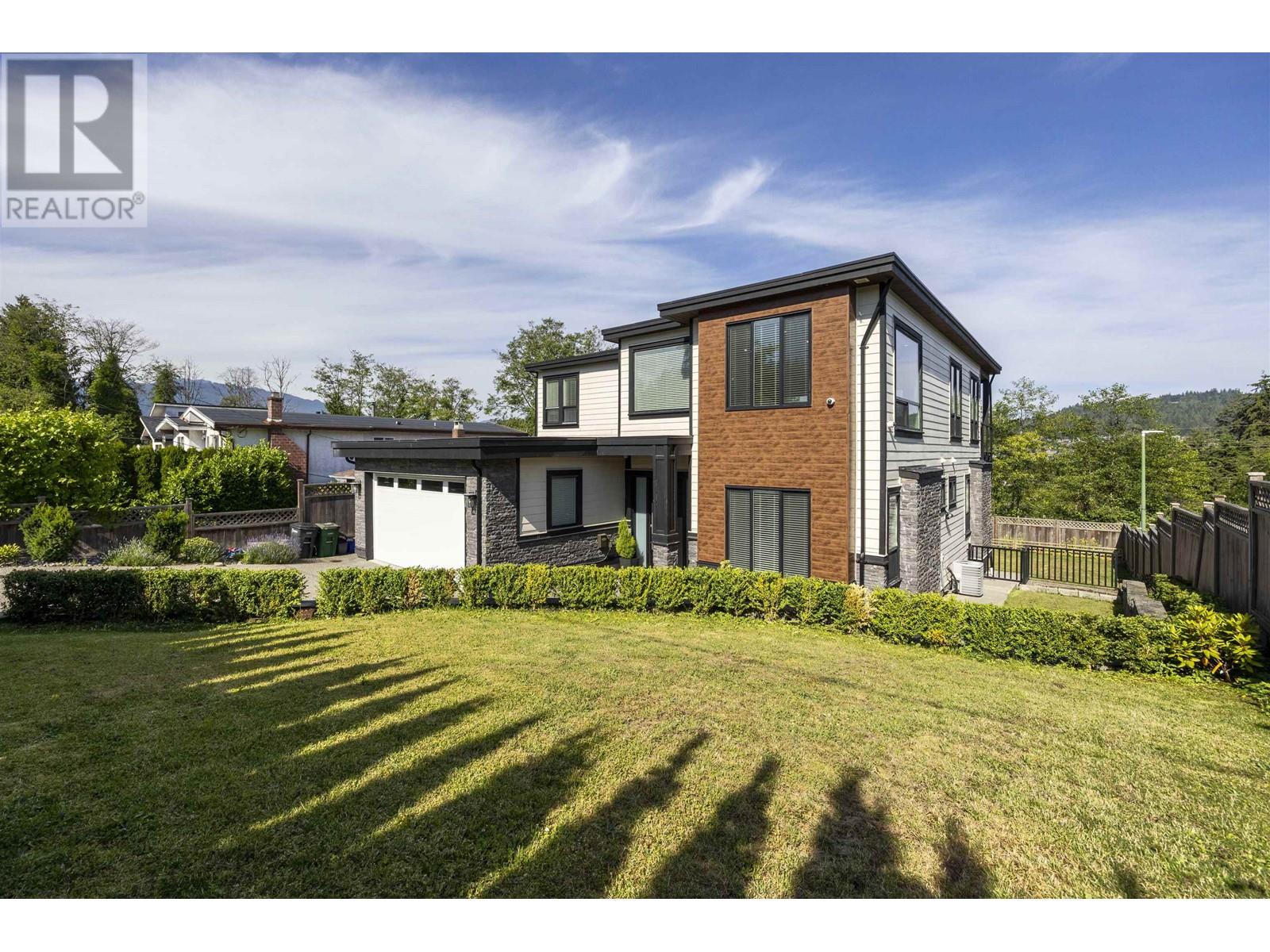 Listing Picture 2 of 20 : 2 N FELL AVENUE, Burnaby / 本拿比 - 魯藝地產 Yvonne Lu Group - MLS Medallion Club Member