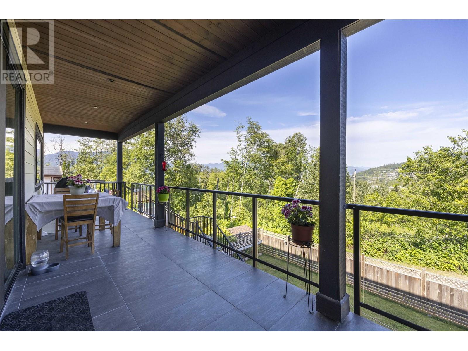 Listing Picture 3 of 20 : 2 N FELL AVENUE, Burnaby / 本拿比 - 魯藝地產 Yvonne Lu Group - MLS Medallion Club Member