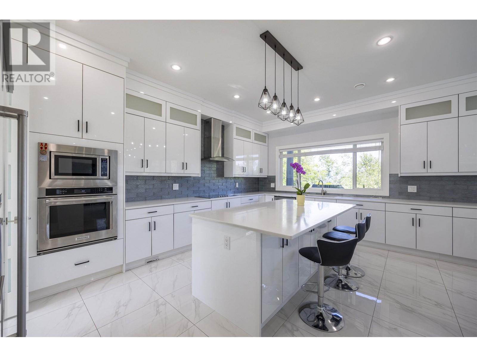 Listing Picture 6 of 20 : 2 N FELL AVENUE, Burnaby / 本拿比 - 魯藝地產 Yvonne Lu Group - MLS Medallion Club Member