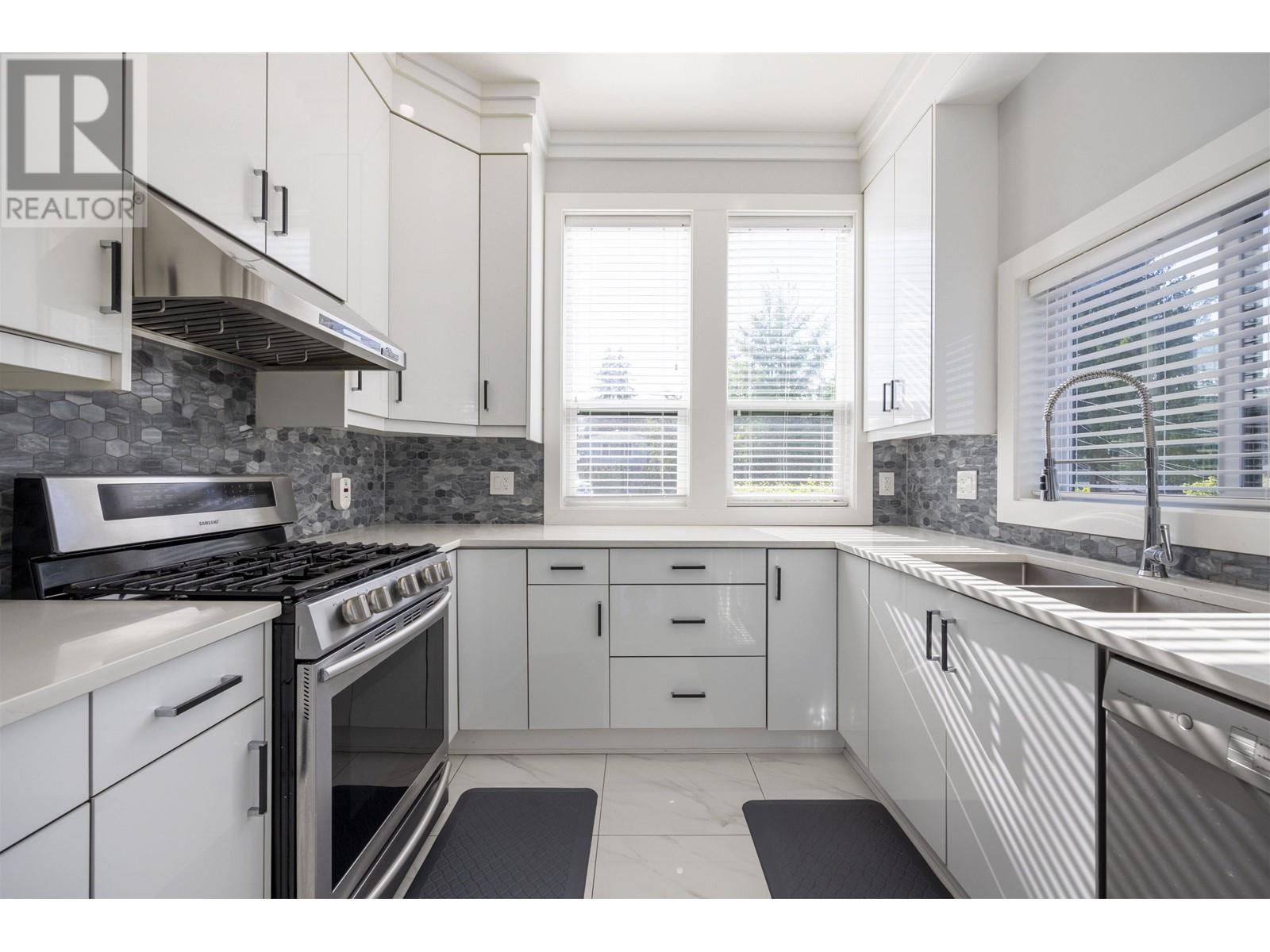 Listing Picture 8 of 20 : 2 N FELL AVENUE, Burnaby / 本拿比 - 魯藝地產 Yvonne Lu Group - MLS Medallion Club Member