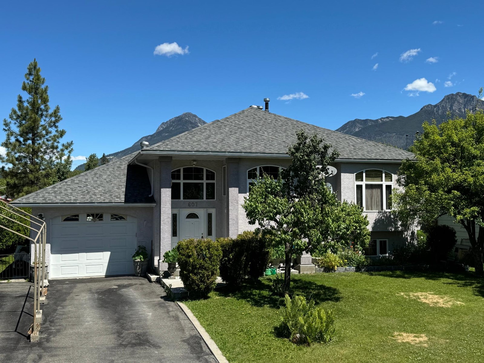607 7TH STREET, golden, British Columbia