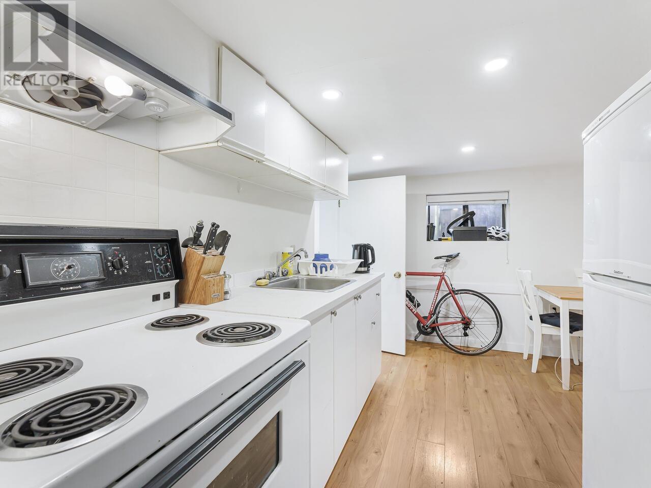 Listing Picture 16 of 21 : 1625 E 8TH AVENUE, Vancouver / 溫哥華 - 魯藝地產 Yvonne Lu Group - MLS Medallion Club Member