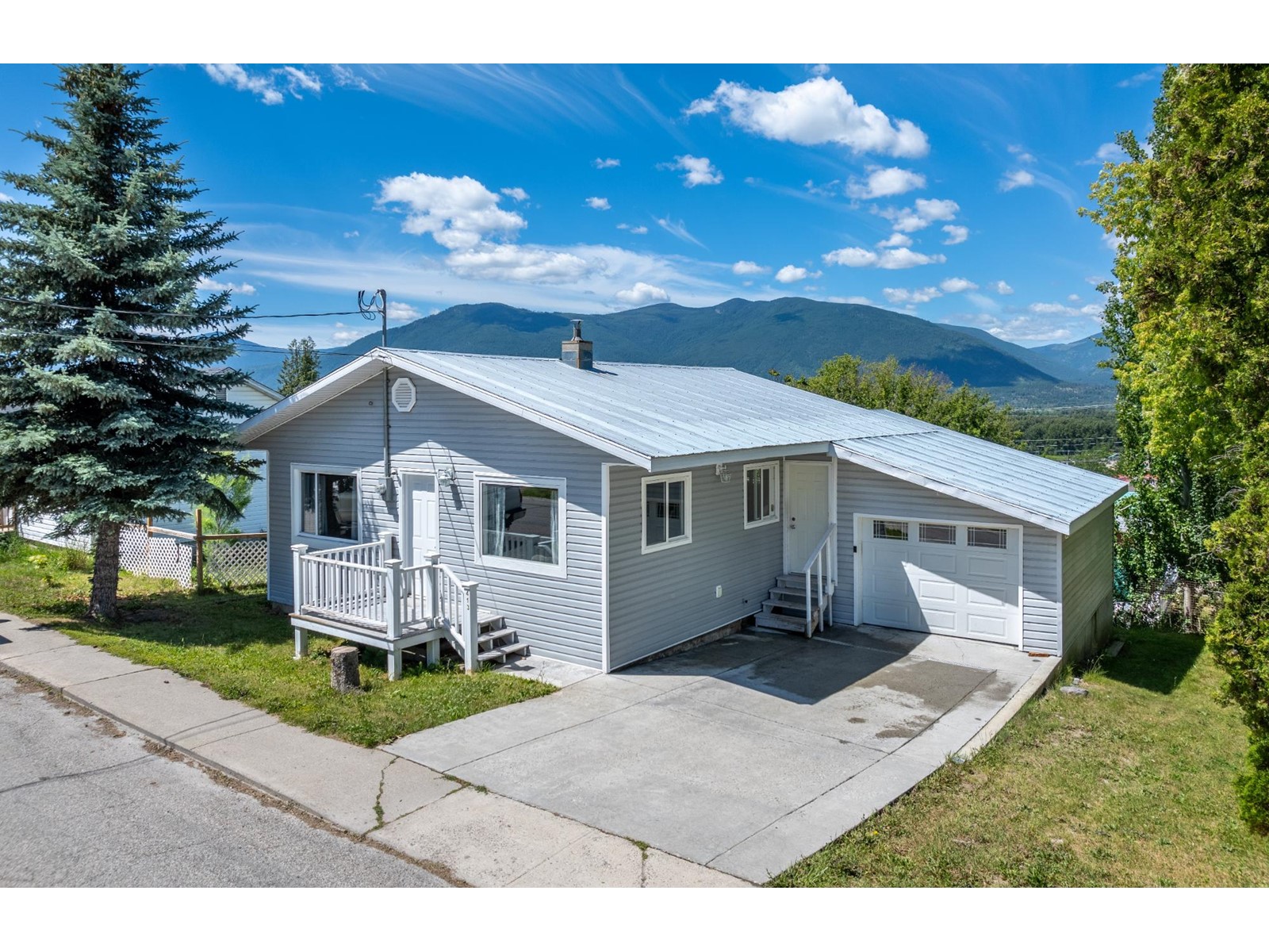 413 9th Avenue S, Creston, British Columbia  V0B 1G0 - Photo 2 - 2478045