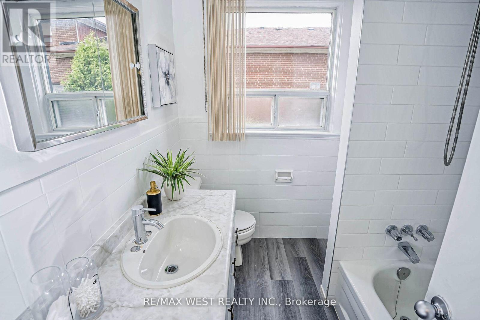 114 Lexfield Avenue, Toronto, Ontario  M3M 1M8 - Photo 12 - W8483674