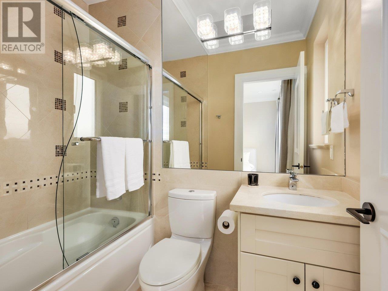 Listing Picture 24 of 40 : 3963 W 11TH AVENUE, Vancouver / 溫哥華 - 魯藝地產 Yvonne Lu Group - MLS Medallion Club Member