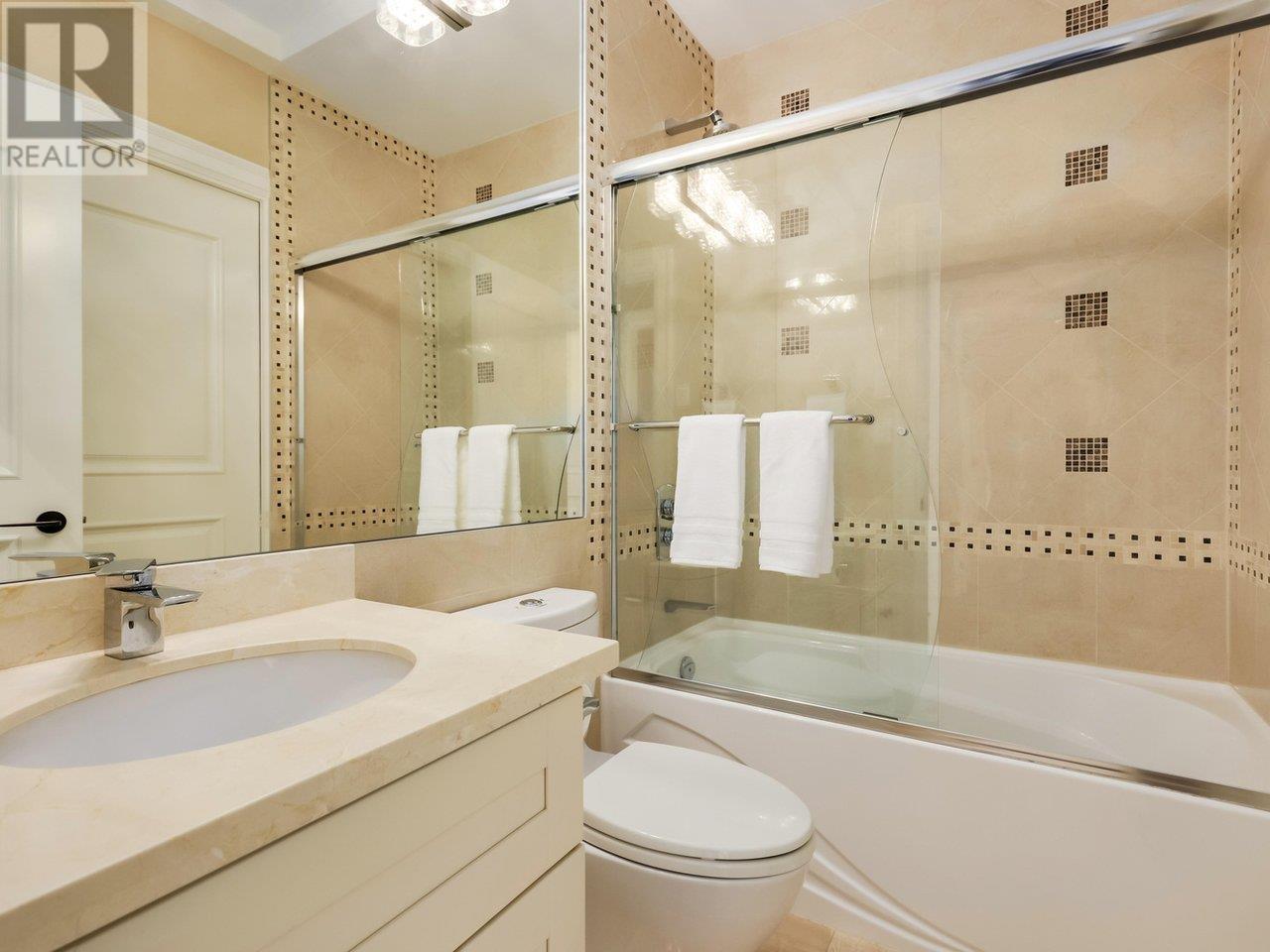 Listing Picture 27 of 40 : 3963 W 11TH AVENUE, Vancouver / 溫哥華 - 魯藝地產 Yvonne Lu Group - MLS Medallion Club Member