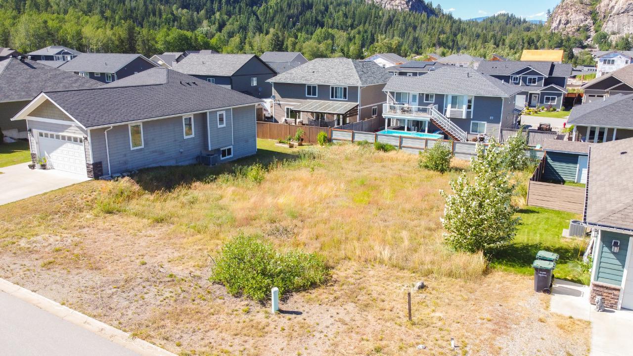 1521 Grandview Drive, Castlegar, British Columbia  V1N 4X7 - Photo 10 - 2478098