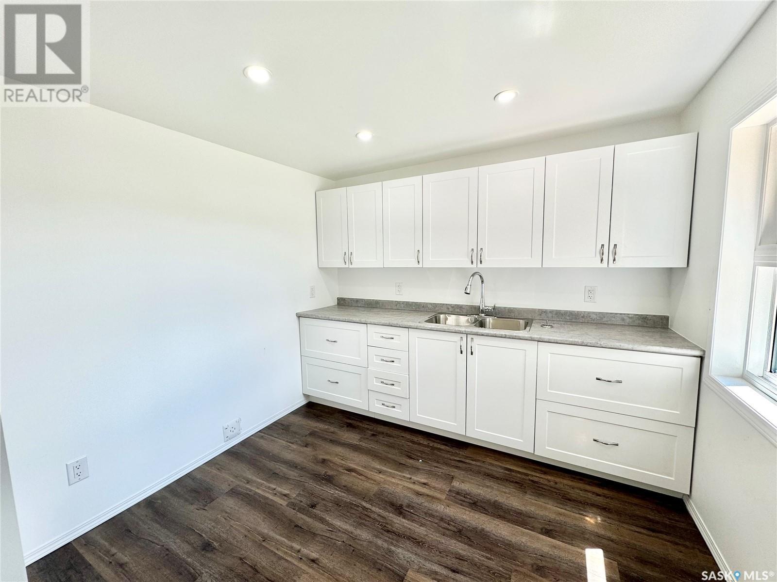 Property at 754 6th STREET E image 3
