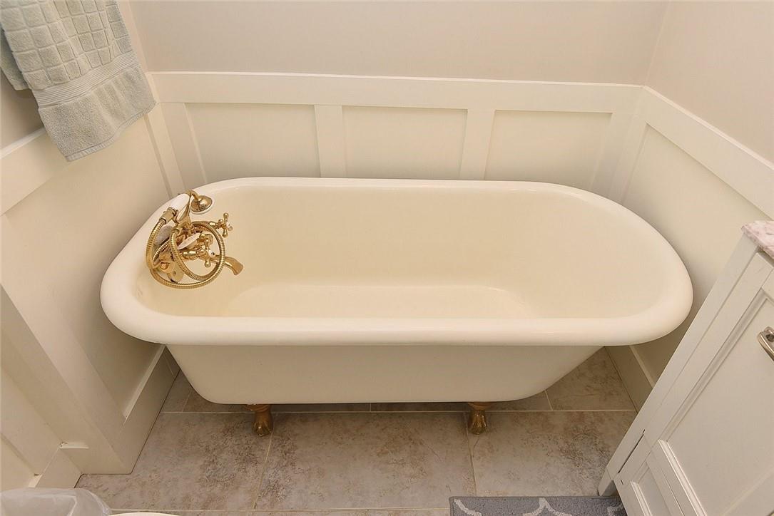 Image of property at 215 Rosslyn Avenue N