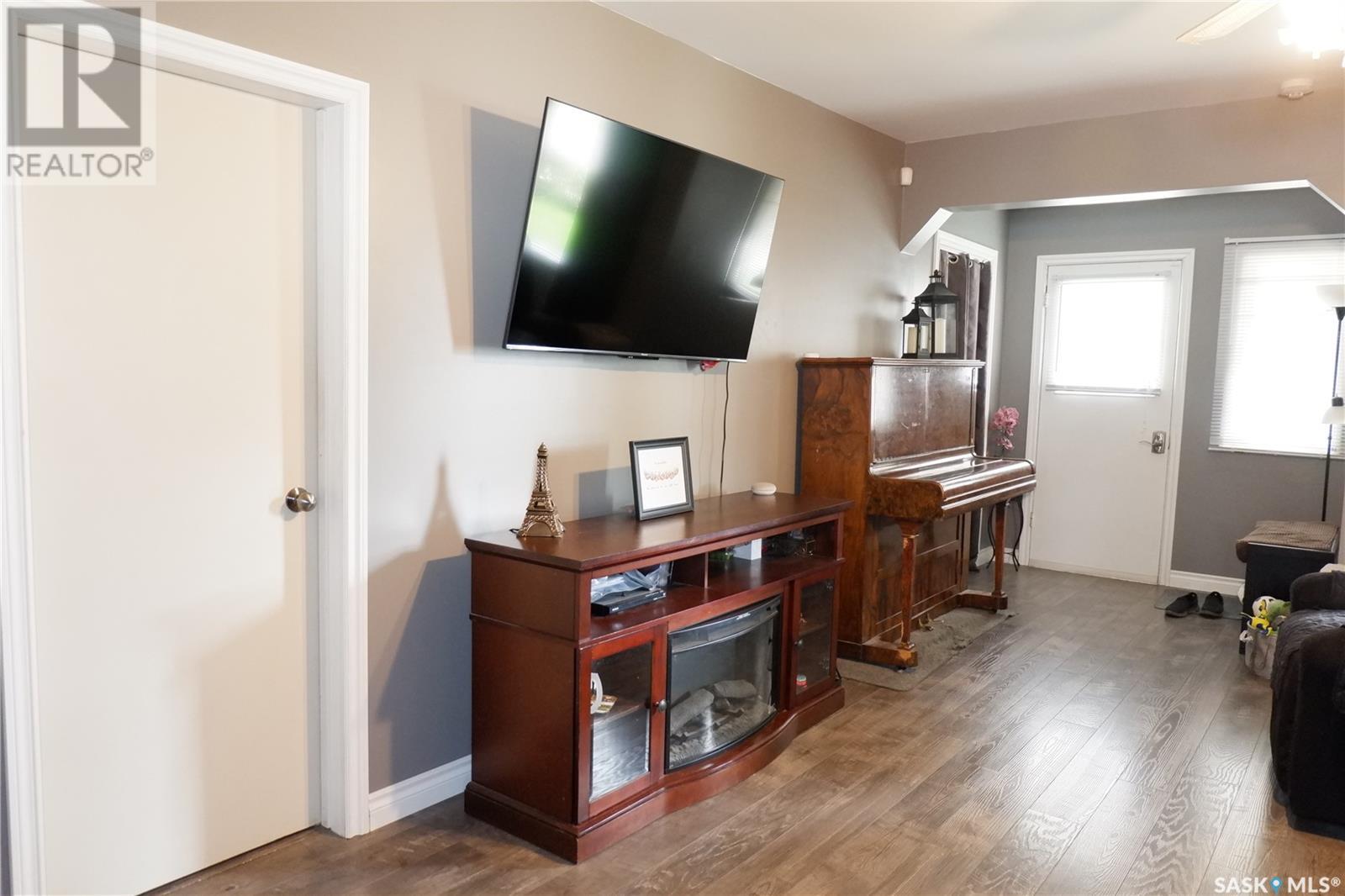 215 4th Avenue E, Assiniboia, Saskatchewan  S0H 0B0 - Photo 8 - SK975284