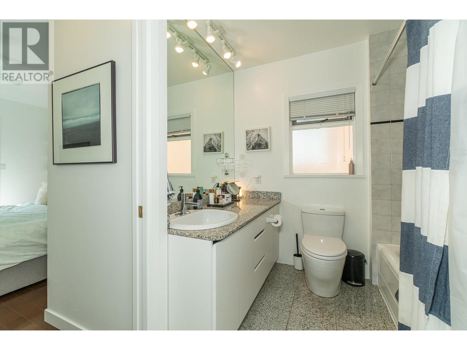 Listing Picture 14 of 28 : 3762 W 13TH AVENUE, Vancouver / 溫哥華 - 魯藝地產 Yvonne Lu Group - MLS Medallion Club Member