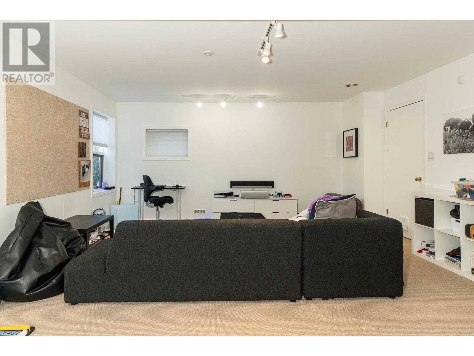 Listing Picture 22 of 28 : 3762 W 13TH AVENUE, Vancouver / 溫哥華 - 魯藝地產 Yvonne Lu Group - MLS Medallion Club Member