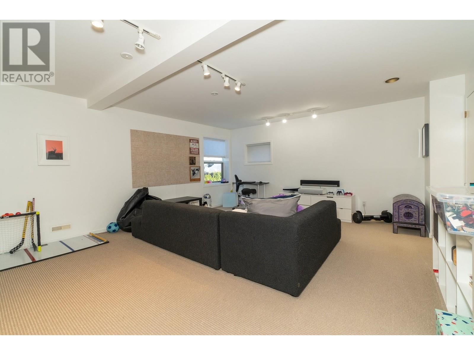 Listing Picture 19 of 28 : 3762 W 13TH AVENUE, Vancouver / 溫哥華 - 魯藝地產 Yvonne Lu Group - MLS Medallion Club Member