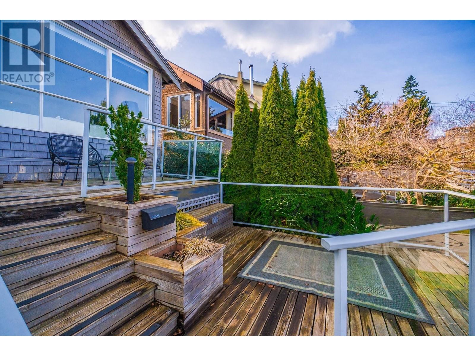 Listing Picture 24 of 28 : 3762 W 13TH AVENUE, Vancouver / 溫哥華 - 魯藝地產 Yvonne Lu Group - MLS Medallion Club Member