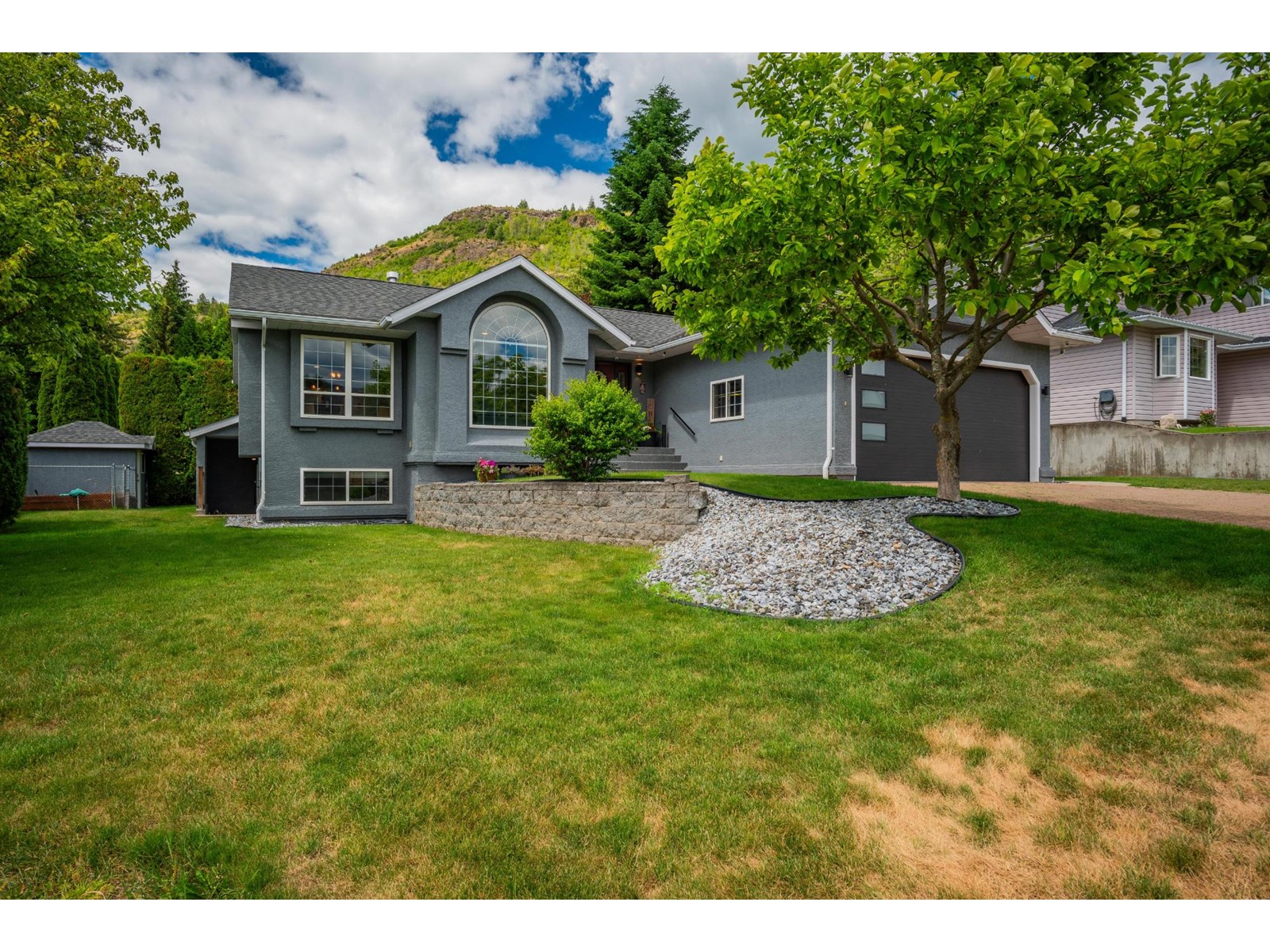 900 7th Street, Montrose, British Columbia  V0G 1P0 - Photo 3 - 2478186