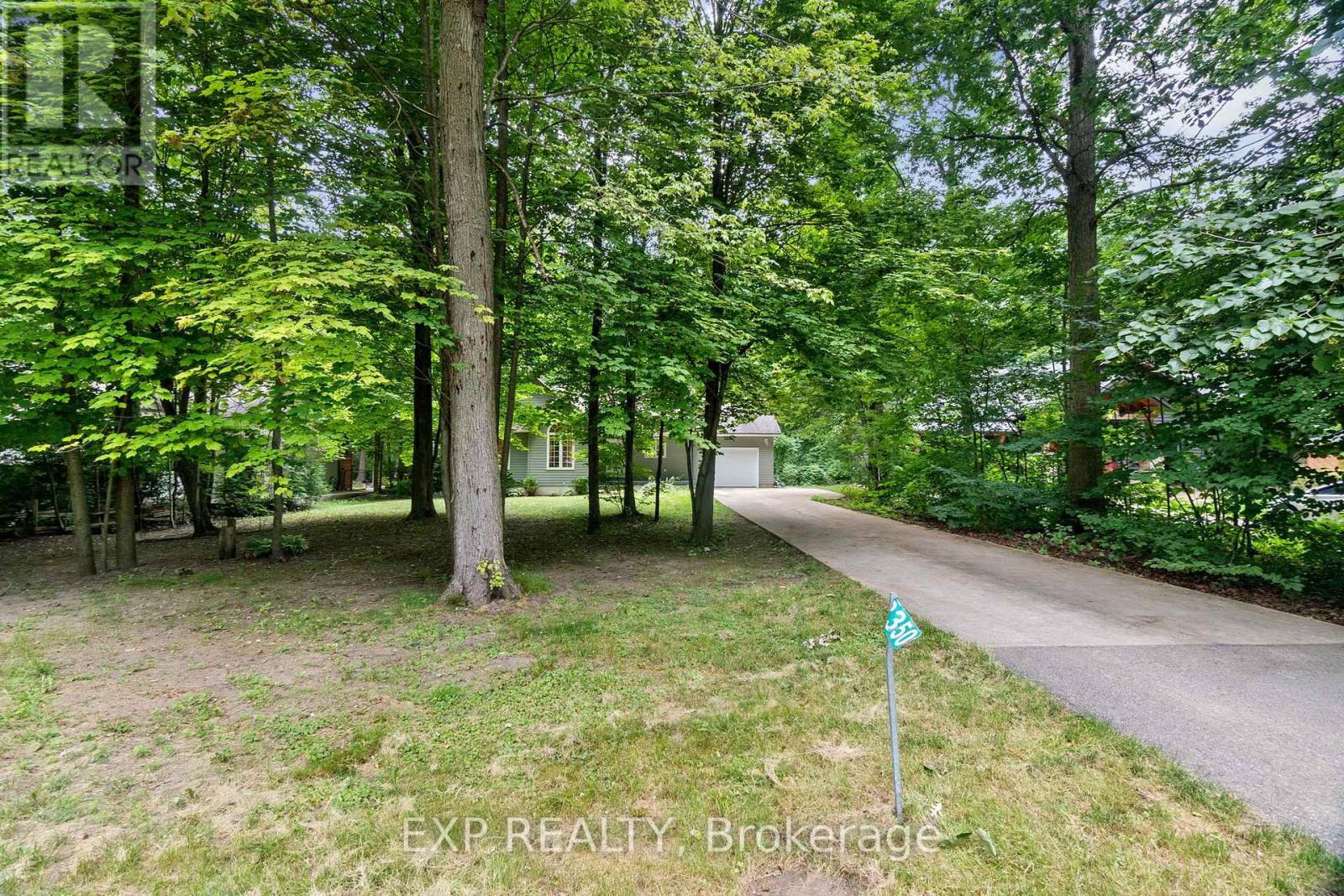 8350 Oakwood Drive, Lambton Shores, Ontario  N0M 1T0 - Photo 4 - X9015429