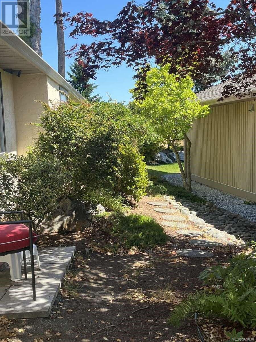 Property at 3491 Arbutus Dr S image 5