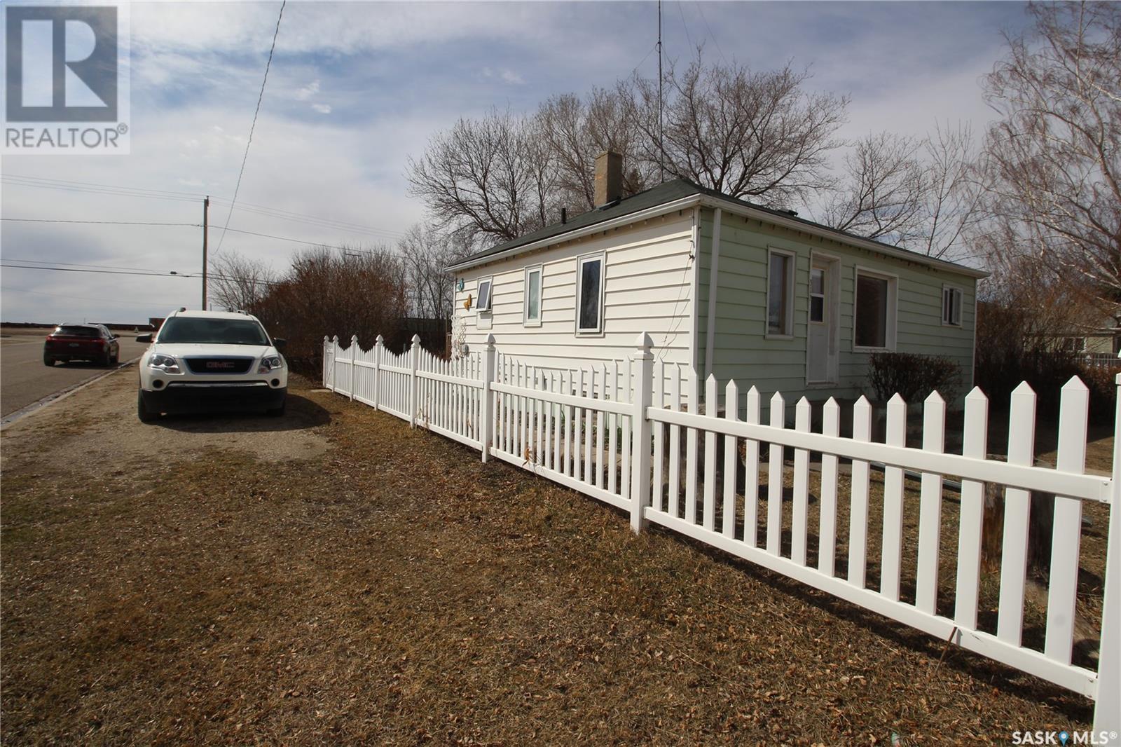 317 2nd Avenue E, Watrous, Saskatchewan  S0K 4T0 - Photo 2 - SK976070