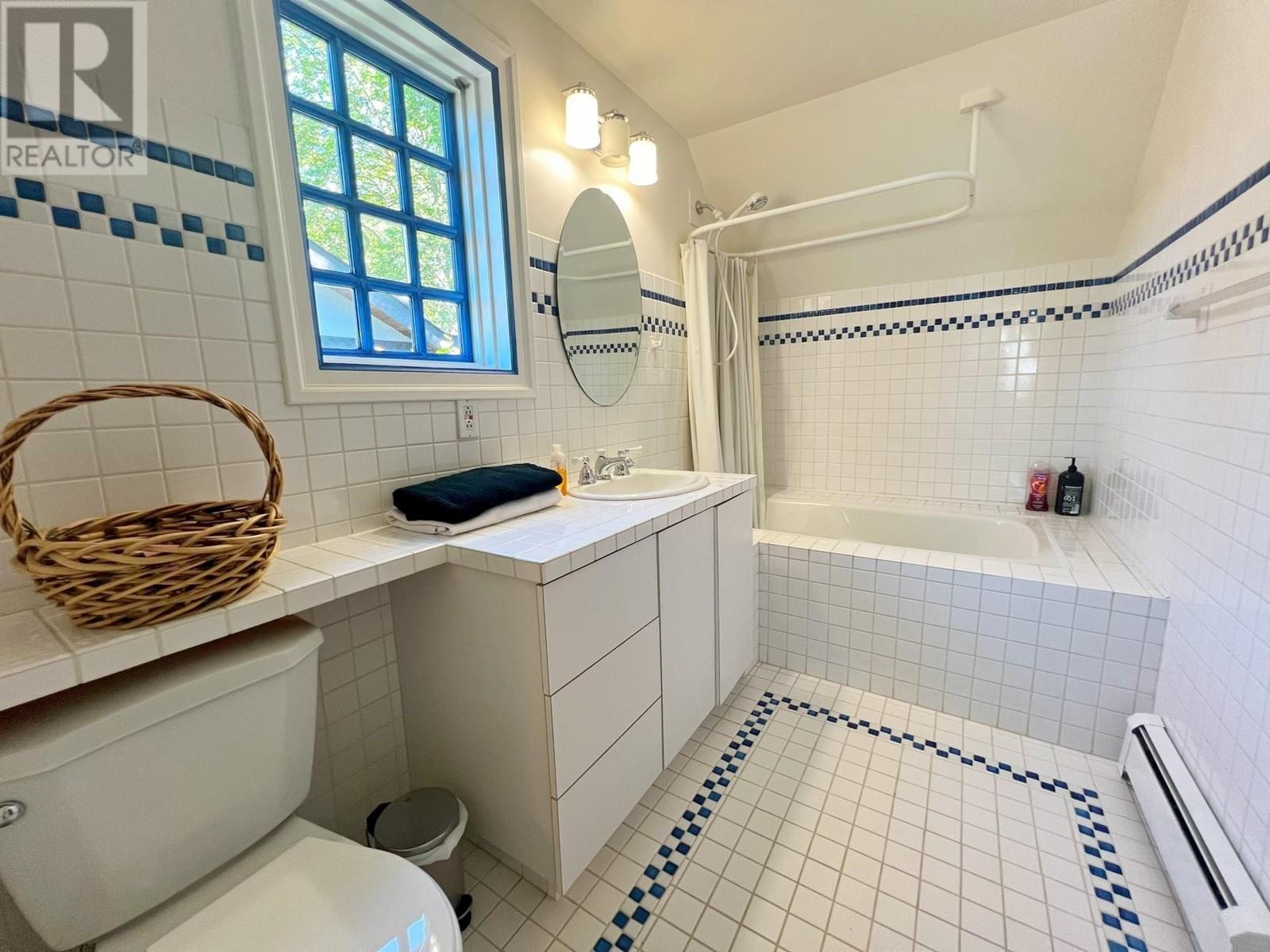 Listing Picture 15 of 22 : 3075 W 36TH AVENUE, Vancouver / 溫哥華 - 魯藝地產 Yvonne Lu Group - MLS Medallion Club Member